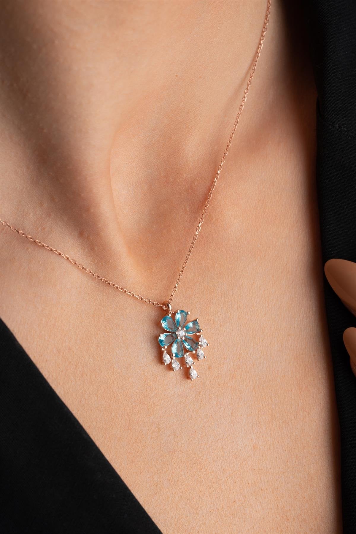 Aquamarine Stone Hanging Model Necklace